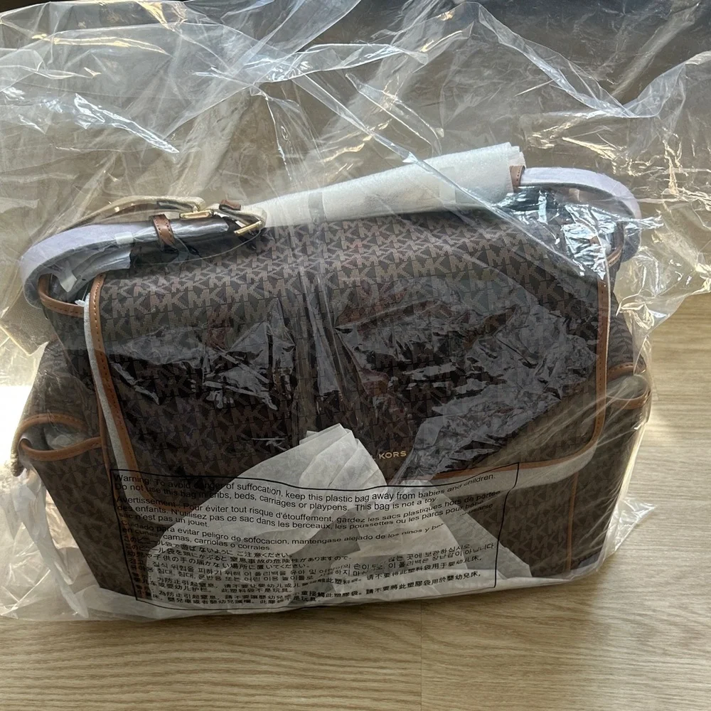 🆕 MICHAEL Michael Kors | 
Large Monogram Diaper Bag - Picture 6 of 9